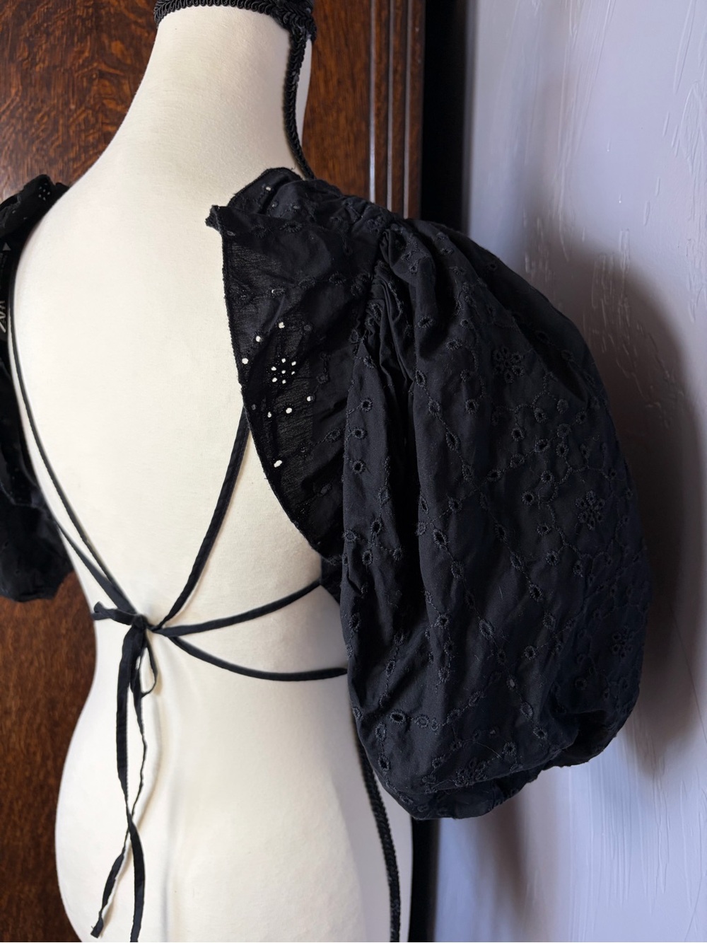 Zara Embroidered Eyelet Tie-Back Crop Puff Sleeve Top Black - Picture 5 of 6